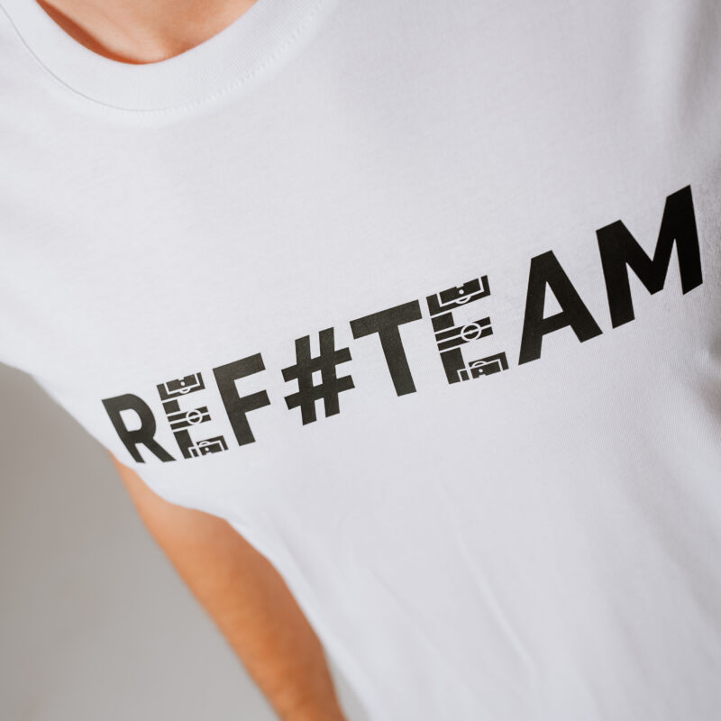REF#TEAM z linii refwear na białej koszulce
