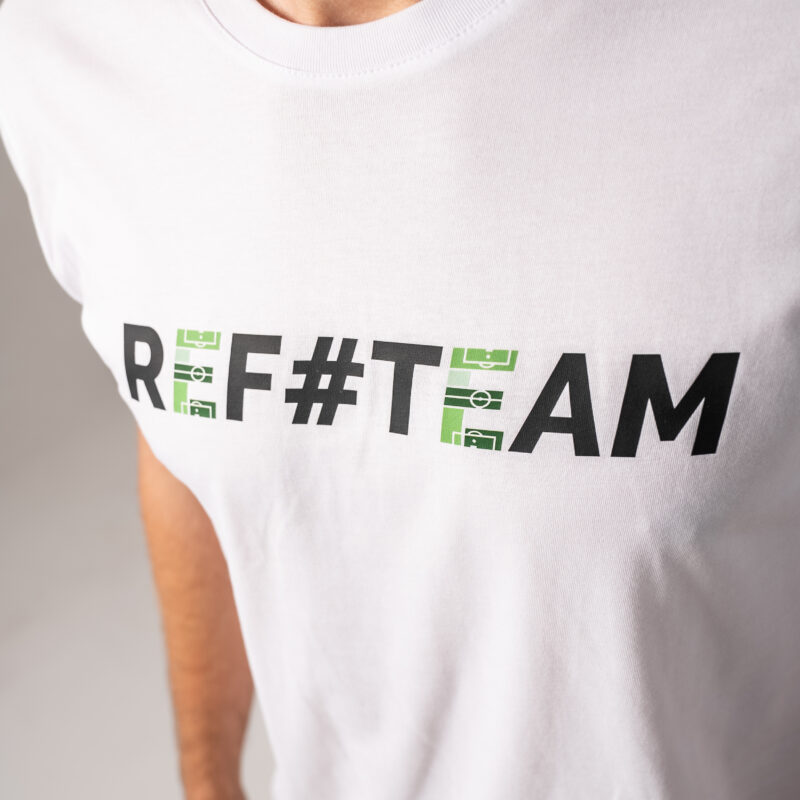 Czarno zielone logo REFTEAM na białej koszulce